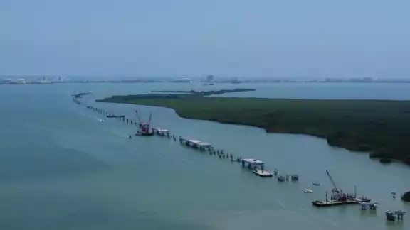 Se vertió material en la laguna Nichupté durante la construcción del puente vehicular de Cancún Se vertió material en la laguna Nichupté durante la construcción del puente vehicular de Cancún