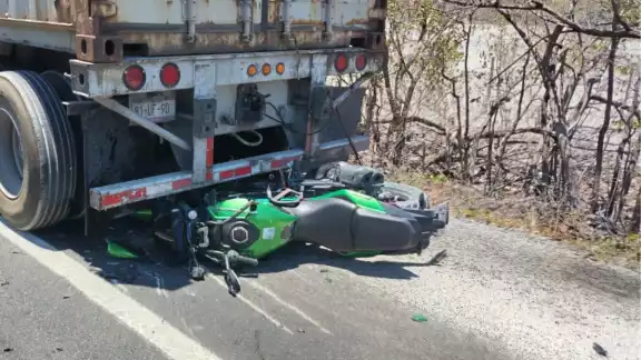 Una pareja de jóvenes chocó en motocicleta contra un tractocamión estacionado en la carretera Isla Aguada–Ciudad del Carmen.
