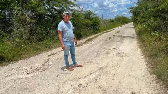 Estudiantes exponen su vida en camino abandonado hacia Sahcabchén Estudiantes exponen su vida en camino abandonado hacia Sahcabchén