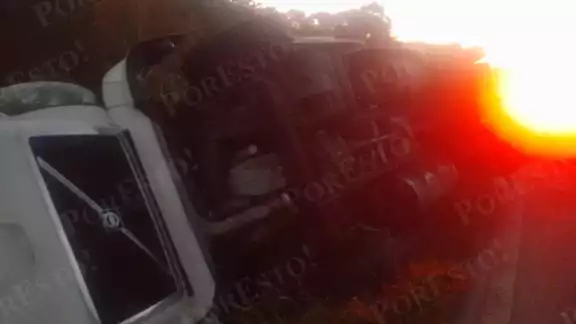 Tráiler con carga menonita vuelca en Hopelchén; el chofer resulta herido
