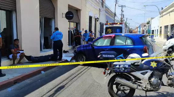 Al lugar de los hechos arribaron paramédicos y policías de Mérida para darle atención a la víctima Al lugar de los hechos arribaron paramédicos y policías de Mérida para darle atención a la víctima