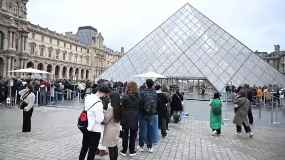 El asalto al Louvre no solo representa una agresión al patrimonio francés, sino también un recordatorio de la vulnerabilidad de los bienes culturales universales El asalto al Louvre no solo representa una agresión al patrimonio francés, sino también un recordatorio de la vulnerabilidad de los bienes culturales universales
