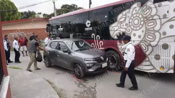 Vehículo intenta ganarle el paso y choca de costado a unidad Ko'ox Vehículo intenta ganarle el paso y choca de costado a unidad Ko'ox