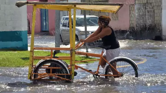 Calles anegadas y transporte colapsado tras torrencial aguacero en la Isla Calles anegadas y transporte colapsado tras torrencial aguacero en la Isla