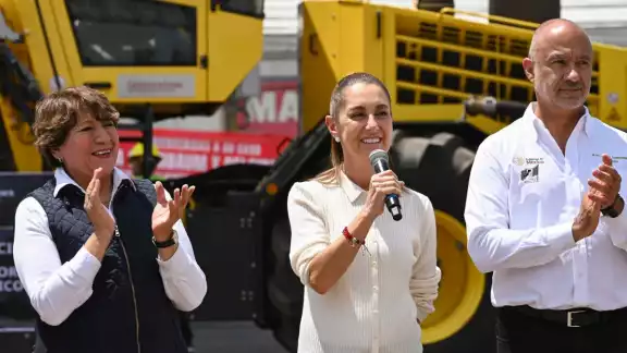 La presidenta Claudia Sheinbaum recordó que, de acuerdo con encuestas, uno de los principales problemas que señalan los habitantes es la rehabilitación de caminos La presidenta Claudia Sheinbaum recordó que, de acuerdo con encuestas, uno de los principales problemas que señalan los habitantes es la rehabilitación de caminos
