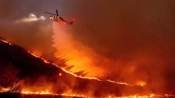 Los incendios en Palisades y Eaton, continúan fuera de control debido a las fuertes ráfagas de viento Los incendios en Palisades y Eaton, continúan fuera de control debido a las fuertes ráfagas de viento
