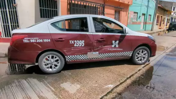 Aparatoso choque entre taxi y automóvil particular provoca caos vial en la colonia Centro