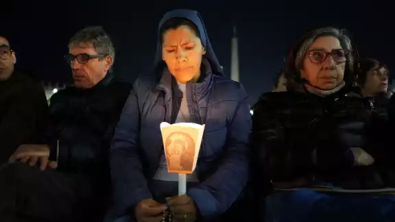 Mientras continúa la recuperación del Papa Francisco, en la Plaza de San Pedro sigue el rezo del rosario por su salud