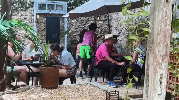 Un extranjero de origen catalán causó daños a la cafetería de Mérida y amenazó a la empleada.