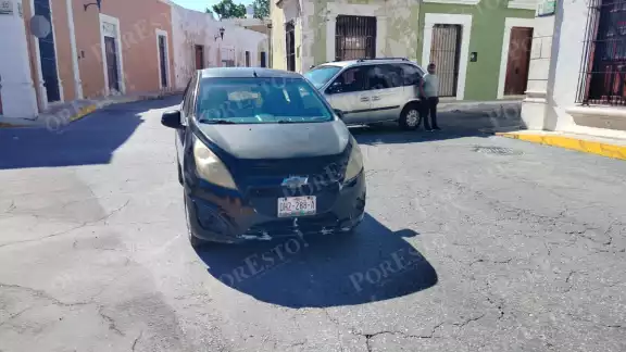 Golpe en esquina del parque de Guadalupe deja solo daños materiales Golpe en esquina del parque de Guadalupe deja solo daños materiales
