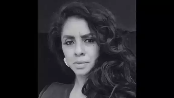 La funcionaria fue atacada por sujetos armados que la interceptaron mientras abordaba su vehículo