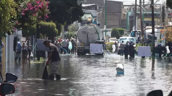 Durante este lunes, continuaron los trabajos de desagüe y limpieza de calles