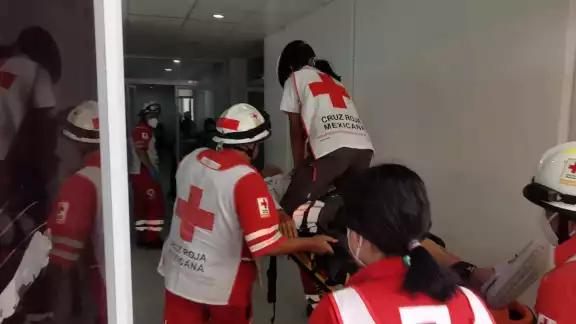 Paramédico continuaba con el RCP desde la ambulancia.