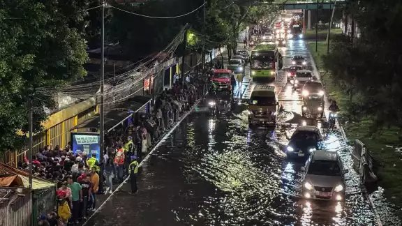 El Servicio Meteorológico Nacional (SMN) pronostica chubascos con lluvias puntuales fuertes El Servicio Meteorológico Nacional (SMN) pronostica chubascos con lluvias puntuales fuertes