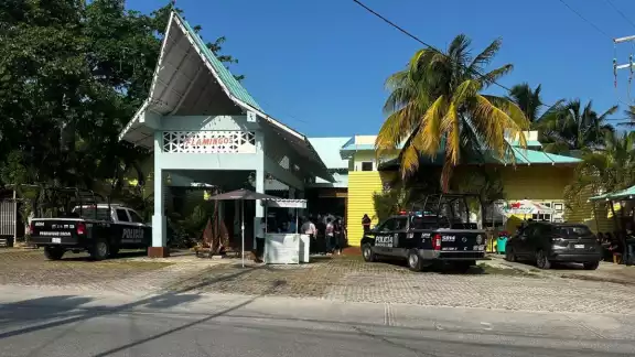 Policías investigan la ejecución de una mujer en el restaurante Flamingos