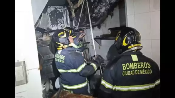 Un incendio en la cocina de un restaurante del Centro Comercial Santa Fe en la CDMX provocó la evacuación de 20 personas