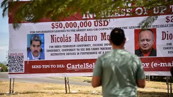 Hasta el momento se desconoce quién o qué grupo colocó la publicidad en esa estratégica ubicación Hasta el momento se desconoce quién o qué grupo colocó la publicidad en esa estratégica ubicación