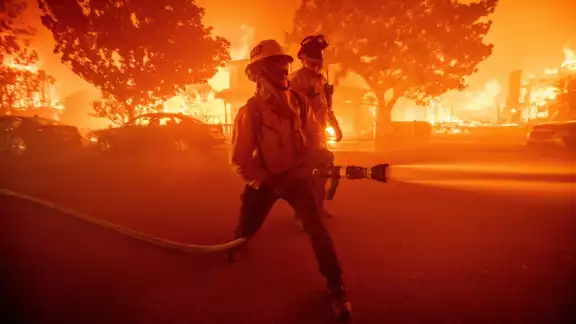 El Departamento de Protección contra Incendios de California ha desplegado equipos en toda la región El Departamento de Protección contra Incendios de California ha desplegado equipos en toda la región