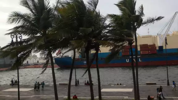 Las autoridades marítimas y de protección civil mantienen activa la alerta preventiva para embarcaciones, pescadores y turistas