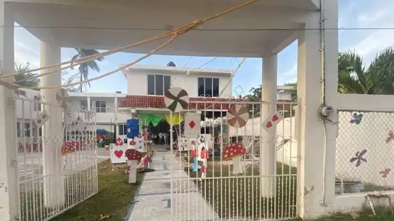 Denuncian padres de familia agresión física hacía niña de 3 años por parte de presunto director de Kinder Centro Escolar Escocia Denuncian padres de familia agresión física hacía niña de 3 años por parte de presunto director de Kinder Centro Escolar Escocia