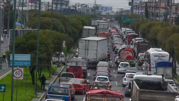 El programa Hoy No Circula es una medida ambiental que restringe la circulación vehicular en días específicos El programa Hoy No Circula es una medida ambiental que restringe la circulación vehicular en días específicos