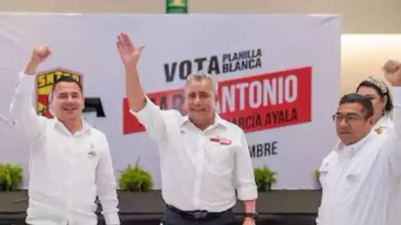 Marco Antonio García Ayala (Centro), asumirá la presidencia de la FSTSE tras el fallecimiento de Joel Ayala Almeida