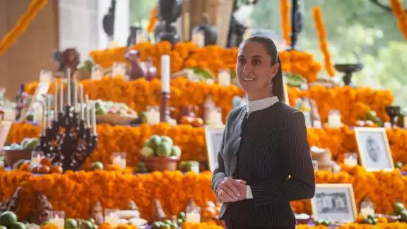 Claudia Sheinbaum, presidenta de México, ferente a la ofrenda de Día de Muertos colocada en Palacio Nacional