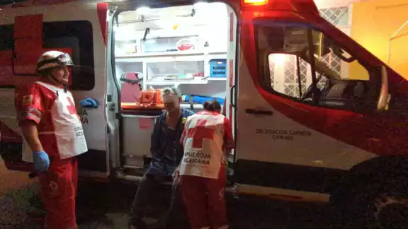 Paramédicos atienden a adulto mayor en el Centro de Ciudad del Carmen; no fue asalto