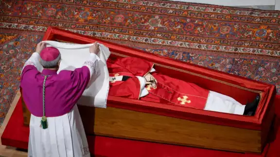 Como parte del rito, se cubrió solemnemente el rostro del Papa Francisco con un velo blanco Como parte del rito, se cubrió solemnemente el rostro del Papa Francisco con un velo blanco
