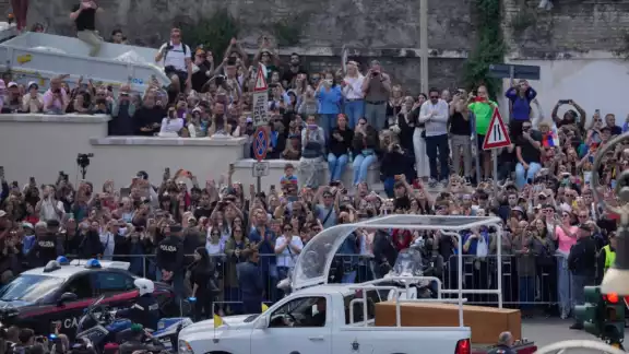 El féretro del pontífice, transportado en uno de los tradicionales papamóviles utilizados en sus viajes apostólicos, inició su recorrido a las 12:30 horas locales