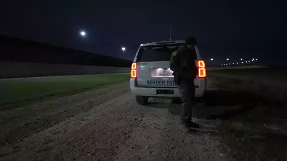 Con el objetivo de evitar que los deportados mexicanos intenten cruzar nuevamente a EU, el gobierno de ese país los enviará hasta Tapachula, Chiapas Con el objetivo de evitar que los deportados mexicanos intenten cruzar nuevamente a EU, el gobierno de ese país los enviará hasta Tapachula, Chiapas