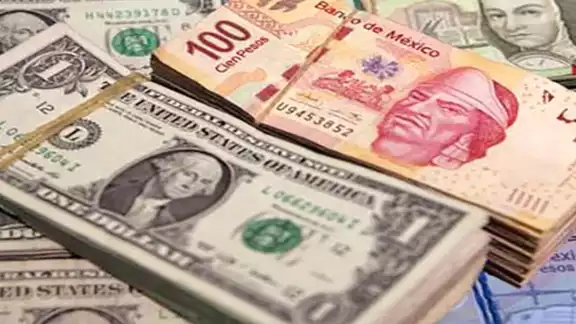 El nerviosismo en los mercados financieros por las inminentes reformas constitucionales en México sigue afectando al peso mexicano El nerviosismo en los mercados financieros por las inminentes reformas constitucionales en México sigue afectando al peso mexicano