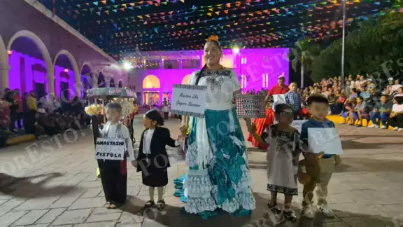 Champotón celebró el cierre del mes de la campechanidad con un desfile cultural y homenaje a personajes locales.