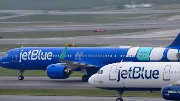 Vuelo de JetBlue que viajaba de México a New Jersey, tuvo que aterrizar de emergencia en Florida, hay varios pasajeros heridos Vuelo de JetBlue que viajaba de México a New Jersey, tuvo que aterrizar de emergencia en Florida, hay varios pasajeros heridos