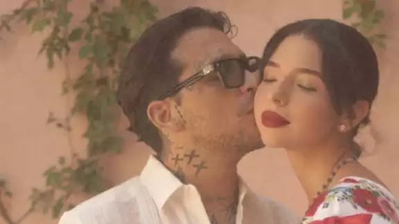 Ángela Aguilar y Christian Nodal presumen su amor con atuendo mexicano Ángela Aguilar y Christian Nodal presumen su amor con atuendo mexicano