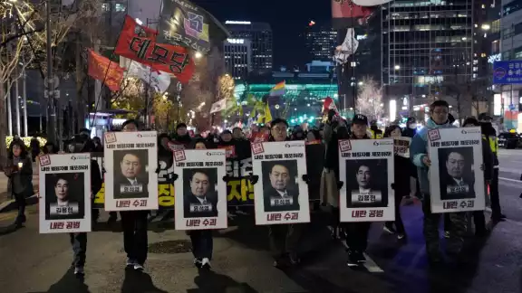 El Partido Democrático (PD) anunció este jueves que el próximo sábado votará una moción para destituir a Yoon Suk-yeol El Partido Democrático (PD) anunció este jueves que el próximo sábado votará una moción para destituir a Yoon Suk-yeol
