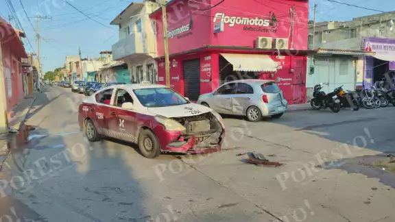 Un choque entre un taxi y un vehículo particular causó cuantiosos daños en la colonia Centro de Campeche. Un choque entre un taxi y un vehículo particular causó cuantiosos daños en la colonia Centro de Campeche.