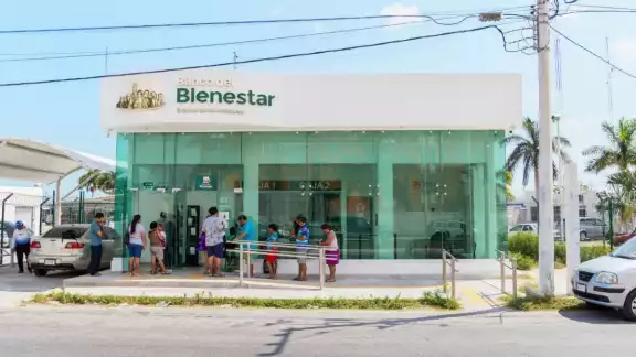 La economía mexicana ha experimentado un cambio significativo, enfocándose en un modelo de austeridad, economía moral y programas de bienesta La economía mexicana ha experimentado un cambio significativo, enfocándose en un modelo de austeridad, economía moral y programas de bienesta