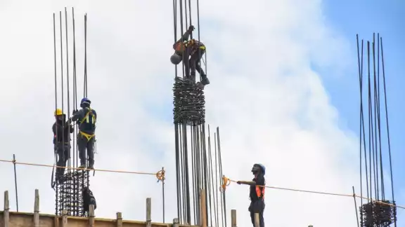 El aumento del 12% al salario mínimo en México para 2025 también incluye 61 profesiones y oficios