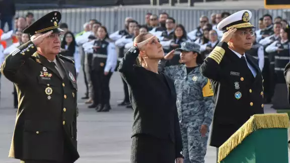 El acto inició a las 7:15 horas con el izamiento de la bandera nacional a media asta