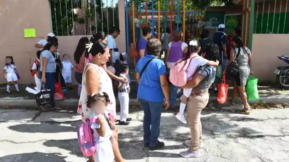 Otra vez a las escuelas retornará la algarabía que les dan los chiquitines y las calles se llenarán nuevamente de colegiales Otra vez a las escuelas retornará la algarabía que les dan los chiquitines y las calles se llenarán nuevamente de colegiales