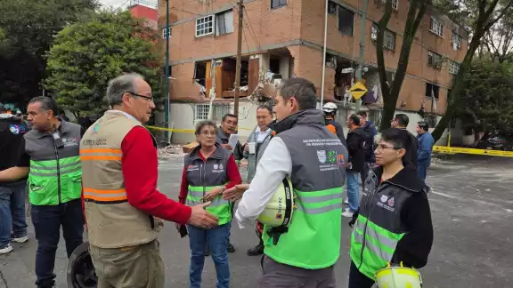 Personal especializado inspecciona las instalaciones de gas y electricidad para descartar riesgos adicionales