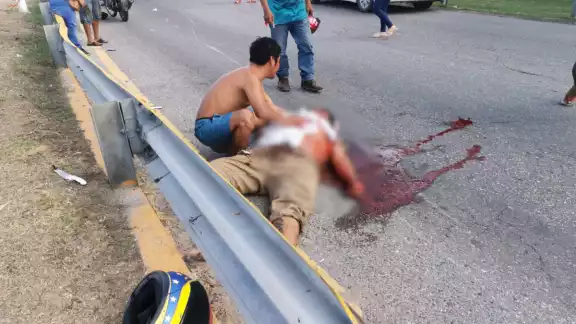 Rafael E.C., alias “El Gato” perdió la batalla tras más de seis horas de agonía, luego de accidentarse en su moto y terminar con las vísceras de fuera Rafael E.C., alias “El Gato” perdió la batalla tras más de seis horas de agonía, luego de accidentarse en su moto y terminar con las vísceras de fuera