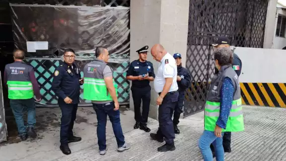 Bomberos de la CDMX y elementos del ERUM realizaron las maniobras necesarias para rescatar a las víctimas atrapadas Bomberos de la CDMX y elementos del ERUM realizaron las maniobras necesarias para rescatar a las víctimas atrapadas