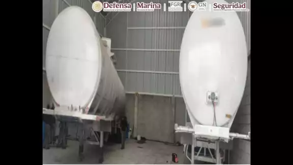 Durante la inspección, los agentes localizaron tanques de gran capacidad, mangueras de diferentes medidas y el combustible almacenado Durante la inspección, los agentes localizaron tanques de gran capacidad, mangueras de diferentes medidas y el combustible almacenado