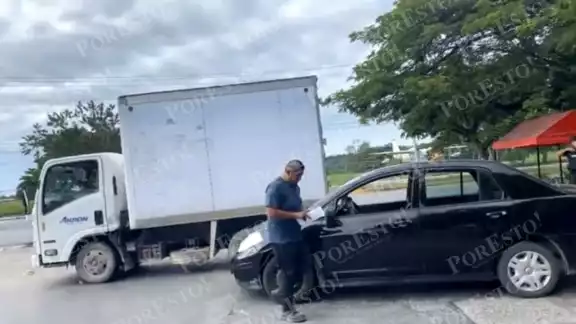 Policía y ajustador intervienen en percance vial esta mañana