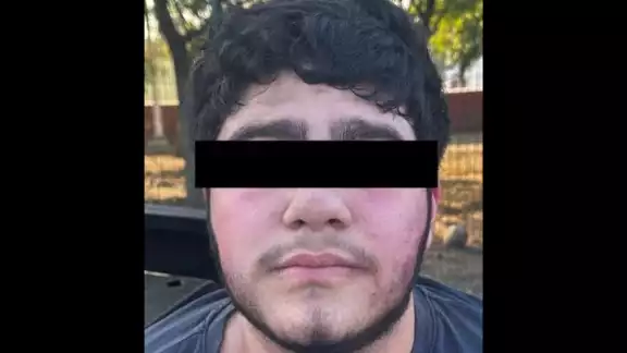 Los agentes detectaron un vehículo sospechoso que, al notar su presencia, aceleró para intentar escapar. Los agentes detectaron un vehículo sospechoso que, al notar su presencia, aceleró para intentar escapar.