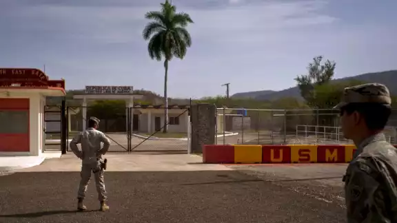 Tropas de Estados Unidos llegan a Guantánamo para preparar el centro de migrantes de Donald Trump