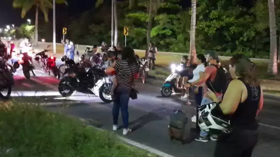 Turistas, los principales perjudicados por los bloqueos en Cancún Turistas, los principales perjudicados por los bloqueos en Cancún