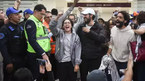 Arlín Medrano (centro) respondió señalando que nunca ha tenido visa y que no la necesita Arlín Medrano (centro) respondió señalando que nunca ha tenido visa y que no la necesita